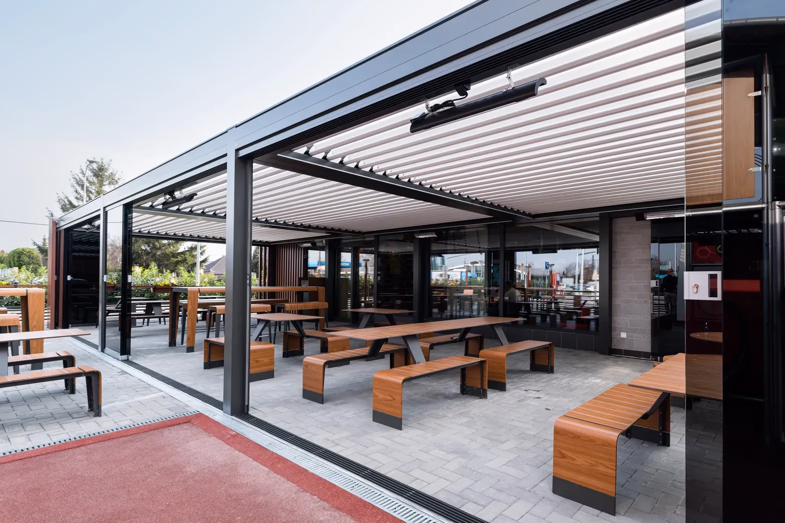 Infrapanel egy alumínium pergola teteje alá szerelve egy étterem terasza felett
