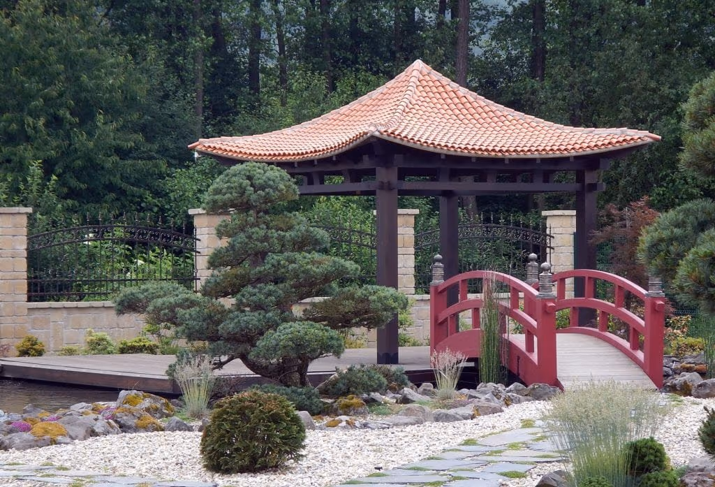 Gravírozott sárgaréz tábla a Hinode fa pavilonon