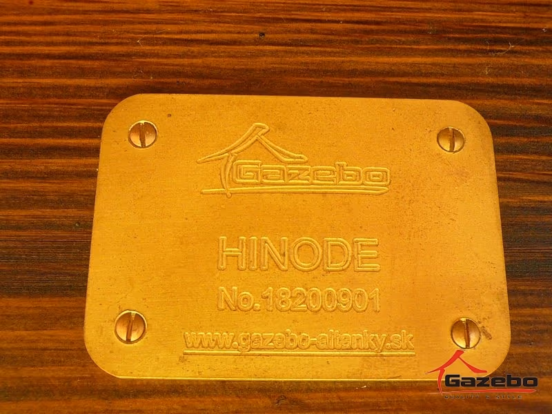 Hinode fa pavilon egy családi ház kertjének központi elemeként