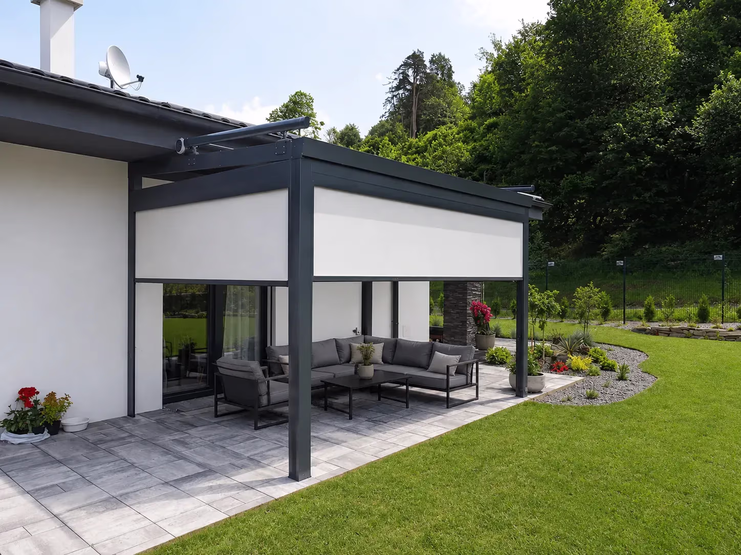 Antracit Top Class pergola elektromos rolós árnyékolókkal egy tégla ház melletti terasz felett