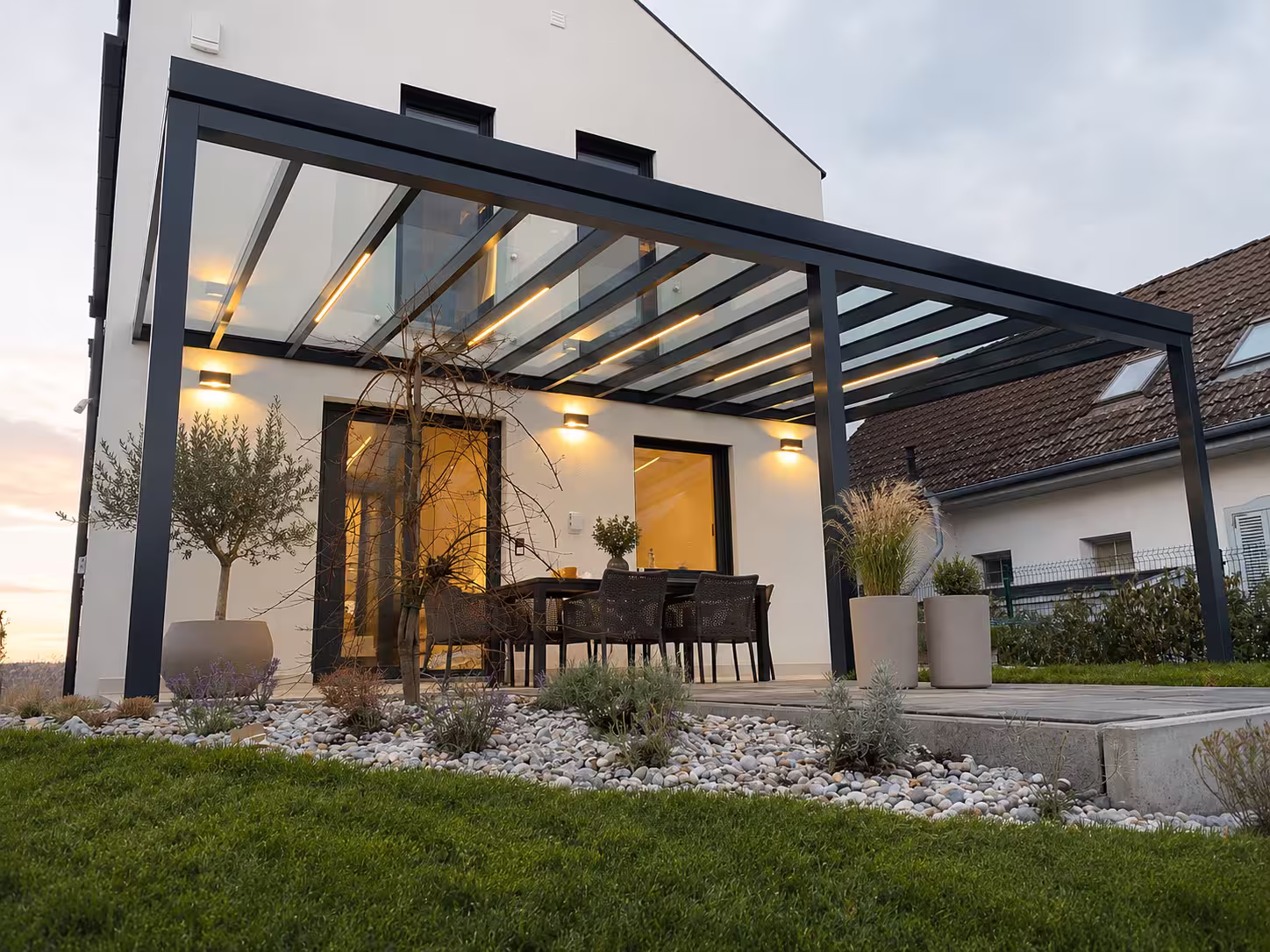 Top Class alumínium pergola LED-világítással a kertben