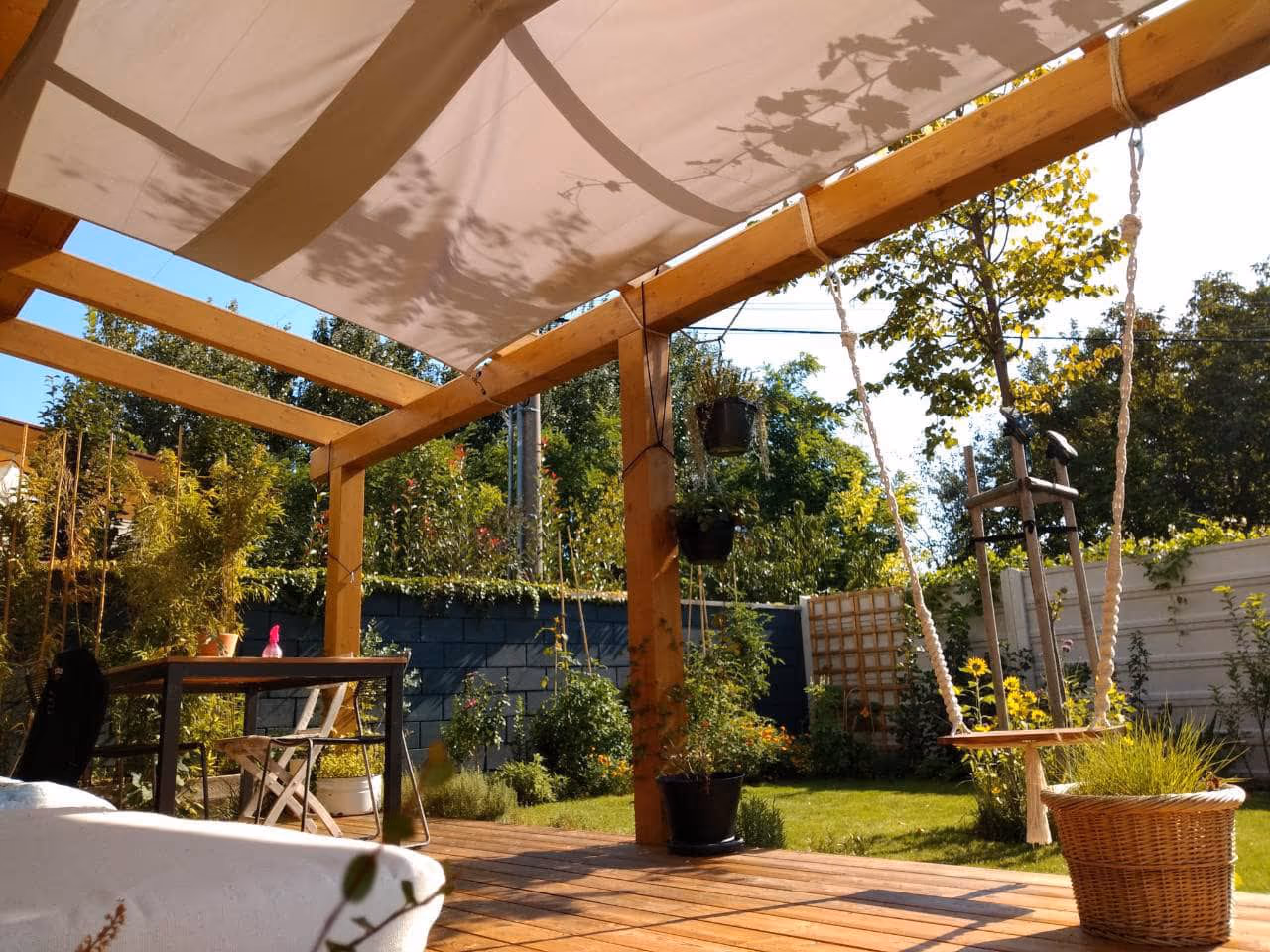 Kartago fa pergola rétegelt ragasztott fából egy kertben