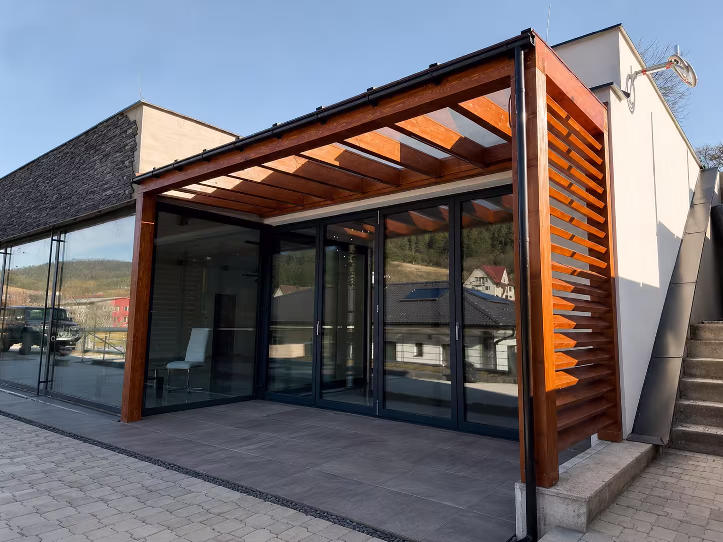 Milano fa pergola oldalsó lamellás árnyékolással