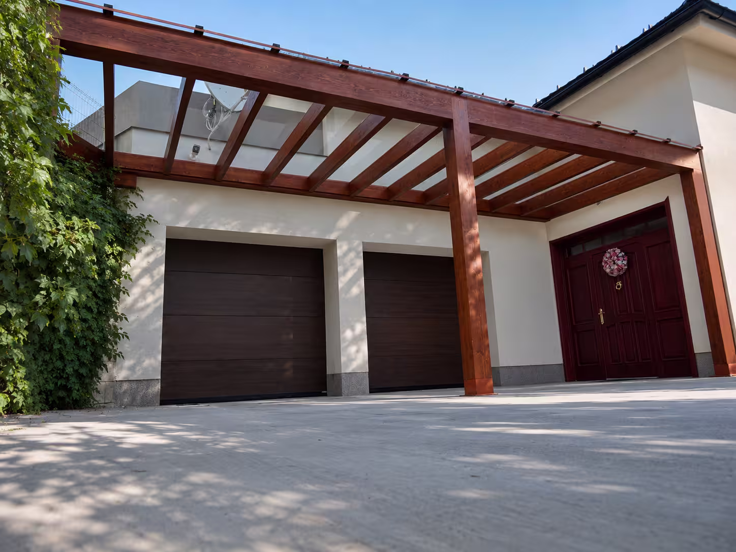 Milano fa pergola üvegezett tetővel a garázs mellett