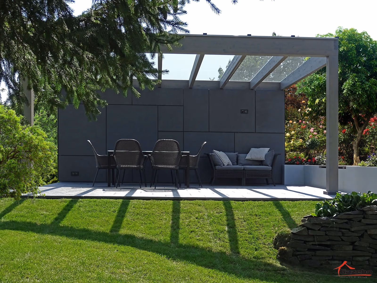 A Milano fa pergola vízálló teteje leszorító lécekkel