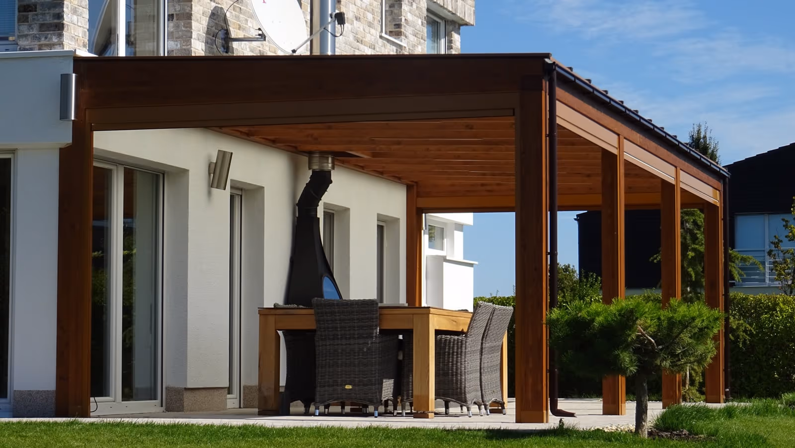 Milano fa pergola kezelt, természetes fabevonattal