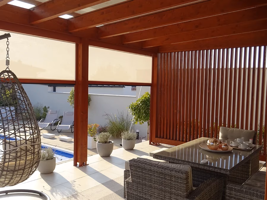 Milano fa pergola BSH rétegelt fából, ülőgarnitúrával és medencével a kertben