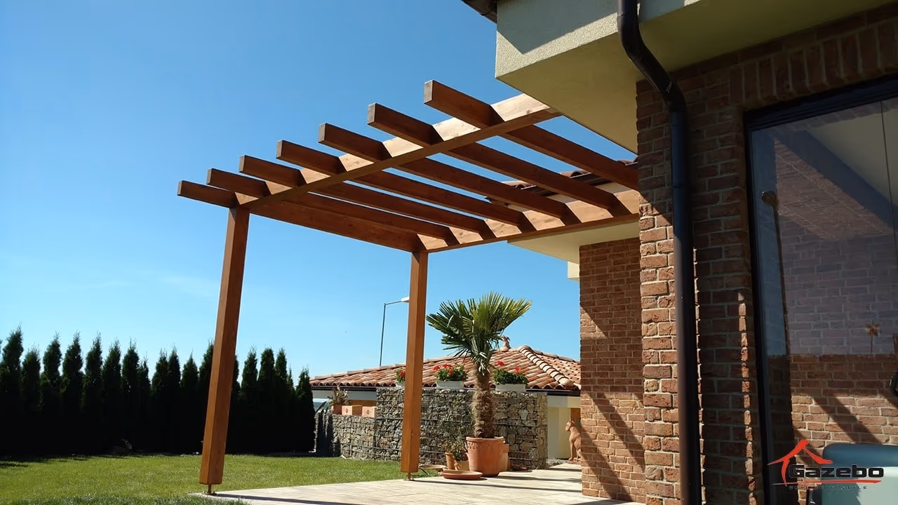 Fenix fa pergola élettérként a kertben
