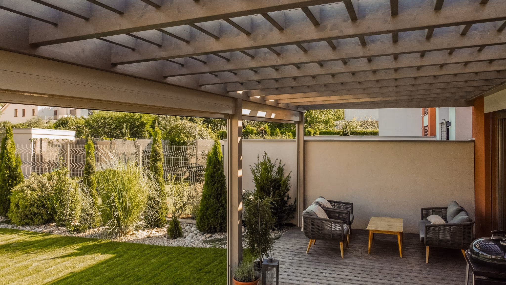 A Santorini fa pergola napárnyékoló lamellái madártávlatból