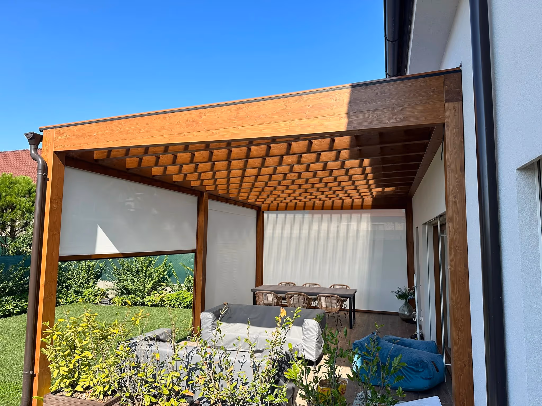 Modern Santorini fa pergola keresztlamellákkal egy kertben
