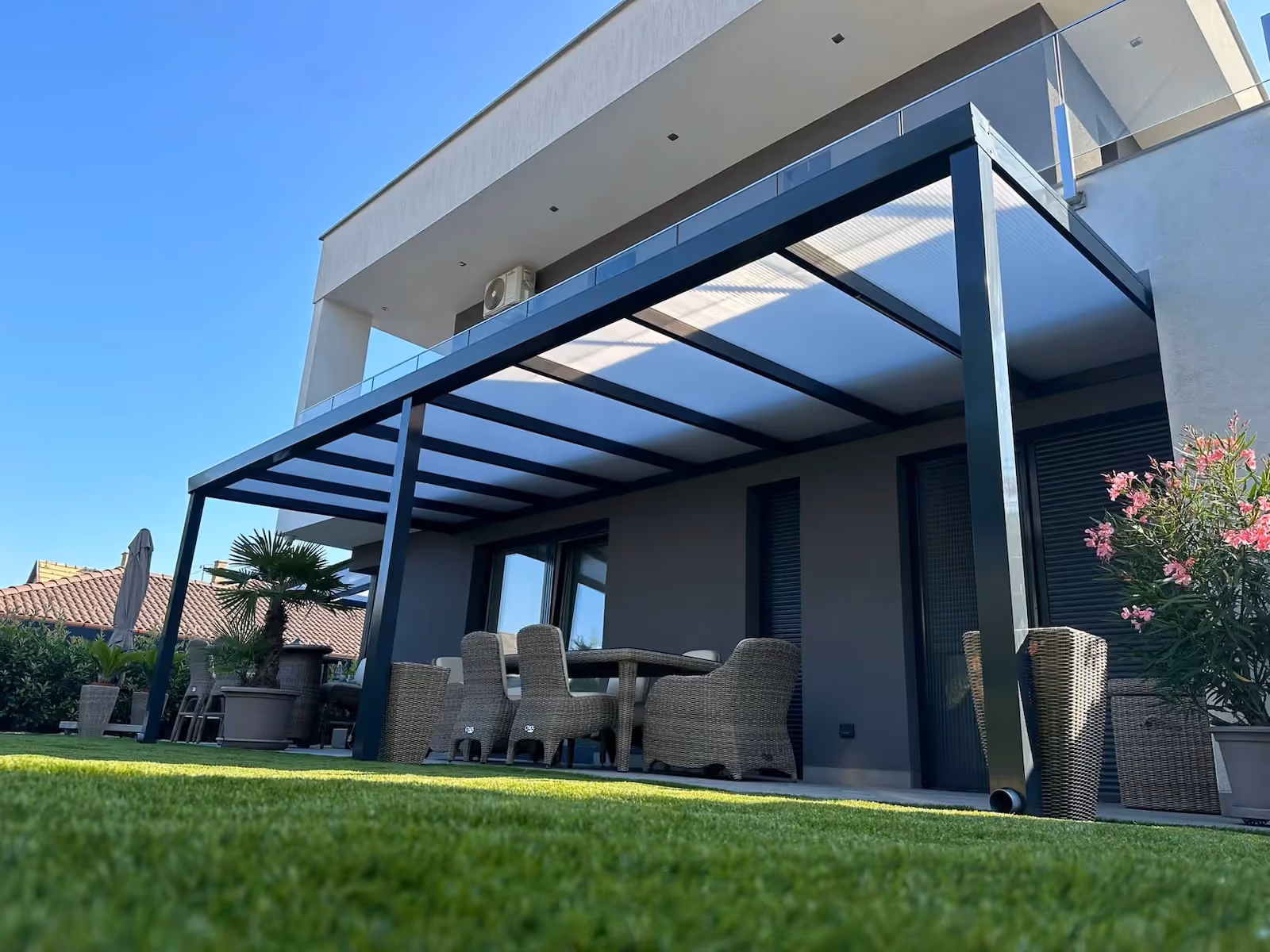 Modern alumínium pergola egy családi ház teraszán a Gazebo s.r.o.-tól